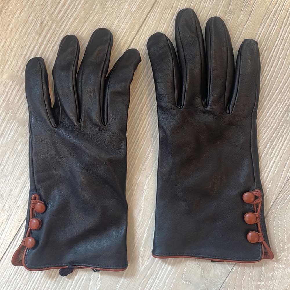 LIKE NEW Black leather gloves with brown trim